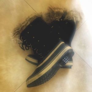 Waterproof sorel boots with fur